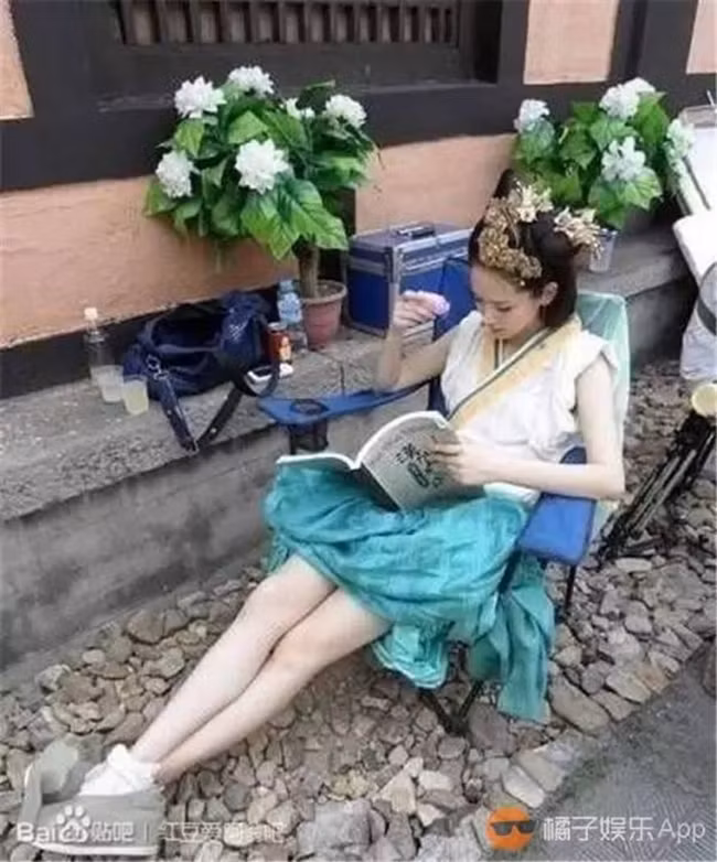 Công chúa Quán Đào (Thích Vy) “tốc” váy lên cho mát ngồi chờ đến lượt diễn.