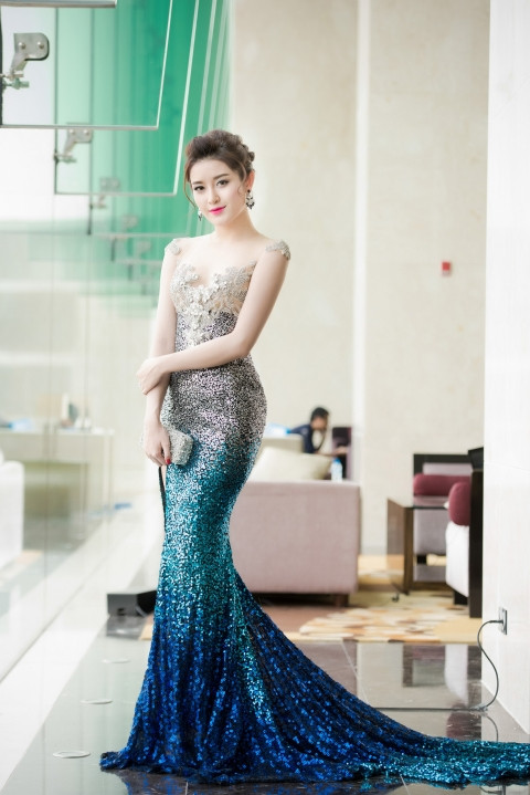 Chiếc đầm lấp lánh mà Huyền My mặc được làm bằng chất liệu sequin xuyên thấu cầu kỳ, đặc biệt là những chi tiết đính đá và kim loại quý trên ngực váy khiến cho tổng giá trị của bộ đầm lên tới 230 triệu đồng. Đây là một sản phẩm "vừa ra lò" của thương hiệu Joli Poli. Với thiết kế ấn tượng, bộ đầm giúp Huyền My khoe khéo vòng một đầy quyến rũ, tấm lưng trần nuột nà và đôi chân thon dài sexy. Những chi tiết sequin bắt sáng dọc thân váy cũng khiến Huyền My trở nên quyến rũ hơn, làm gợi nhớ tới hình tượng nàng tiên cá đầy bí ẩn.