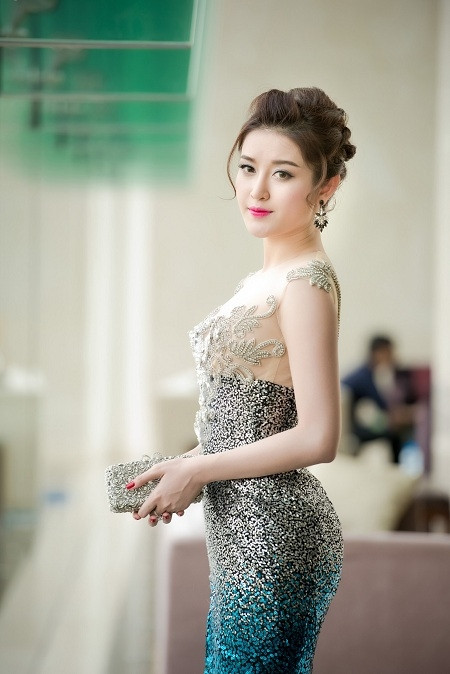 Về sự cố váy nhái của Huyền My gần đây mẹ của cô cho biết đây là một trong những lần hiếm hoi á hậu tự chọn trang phục để đi event mà không có sự tư vấn của mẹ! Do quá vội vì thời gian gấp rút nên Á hậu đã lựa chọn bộ trang phục này và vô tình để xảy ra sự cố. Sau khi tham dự sự kiện này, sáng sớm ngày 29/4, á hậu Huyền My cùng bố mẹ đã bắt chuyến bay sang Hàn Quốc để bắt đầu kỳ nghỉ lễ của gia đình. Huyền My cho biết cô rất háo hức với chuyến đi này vì đây là dịp hiếm hoi cô đoàn tụ cùng gia đình sau thời gian dài bận rộn với các kế hoạch riêng.