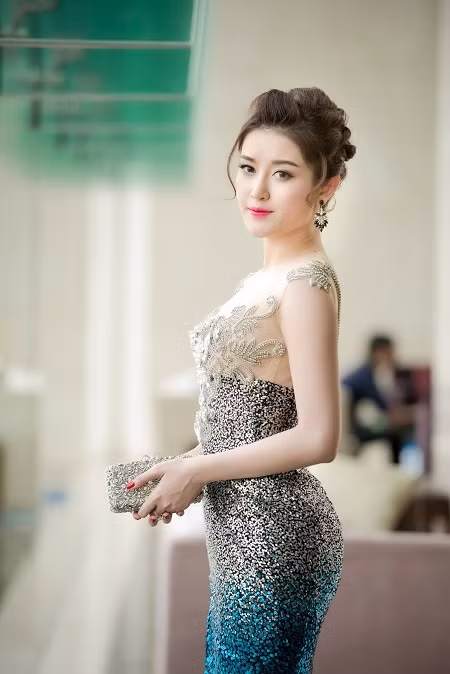 Về sự cố váy nhái của Huyền My gần đây mẹ của cô cho biết đây là một trong những lần hiếm hoi á hậu tự chọn trang phục để đi event mà không có sự tư vấn của mẹ! Do quá vội vì thời gian gấp rút nên Á hậu đã lựa chọn bộ trang phục này và vô tình để xảy ra sự cố. Sau khi tham dự sự kiện này, sáng sớm ngày 29/4, á hậu Huyền My cùng bố mẹ đã bắt chuyến bay sang Hàn Quốc để bắt đầu kỳ nghỉ lễ của gia đình. Huyền My cho biết cô rất háo hức với chuyến đi này vì đây là dịp hiếm hoi cô đoàn tụ cùng gia đình sau thời gian dài bận rộn với các kế hoạch riêng.