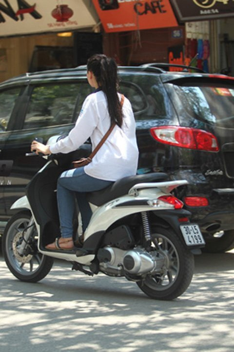 Thêm vào đó, Hồng Quế còn bị “bắt gặp” ngồi xe máy nhưng không đội mũ bảo hiểm.