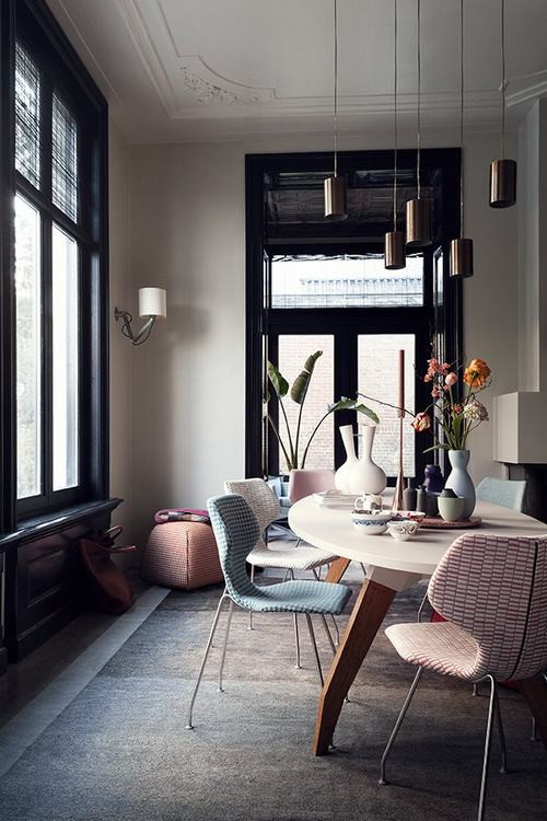 Bạn có thể lựa chọn một số màu pastel cho phòng tắm, sơn tường bằng màu trung tính, lát những viên gạch màu pastel tạo điểm nhấn cho căn phòng.