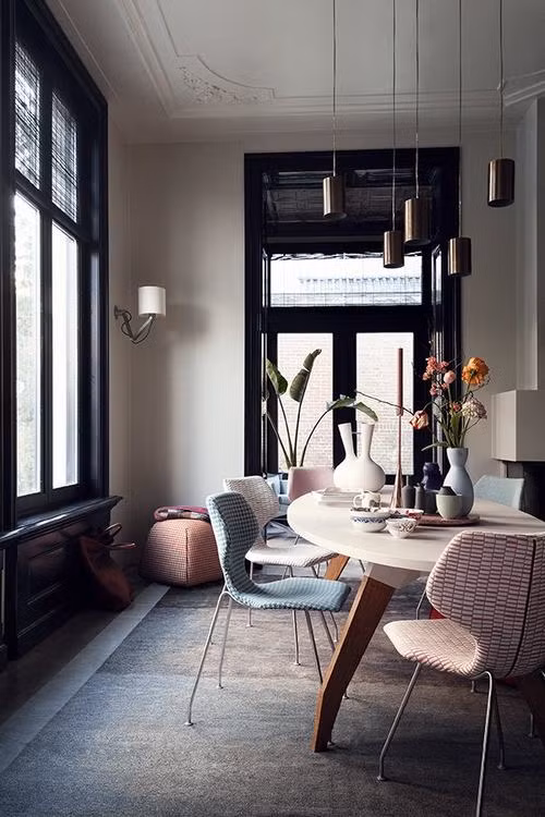 Bạn có thể lựa chọn một số màu pastel cho phòng tắm, sơn tường bằng màu trung tính, lát những viên gạch màu pastel tạo điểm nhấn cho căn phòng.