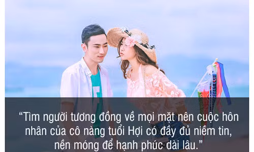 Trong tình yêu, phụ nữ tuổi Hợi không có xu hướng yêu tùy tiện. Cô ấy luôn cố gắng tìm kiếm người phù hợp với mình về công việc, học vấn, tâm hồn, địa vị… Mặc dù điều này sẽ gây ra những khó khăn vì không phải lúc nào cũng dễ dàng tìm được người như vậy. Nhưng sự cẩn trọng, kiên nhẫn của phụ nữ tuổi Hợi giúp họ có được cái kết viên mãn. Chính vì đầu tư công sức vào việc tìm người bạn đời phù hợp nên khi tìm thấy, họ quyết tâm bằng được để bảo vệ tình yêu và cùng nhau đi đến bên bờ hạn phúc. Do đã mất công trong việc tìm người tương đồng về mọi mặt nên cuộc hôn nhân của cô nàng tuổi Hợi có đầy đủ niềm tin, nền móng để hạnh phúc dài lâu.