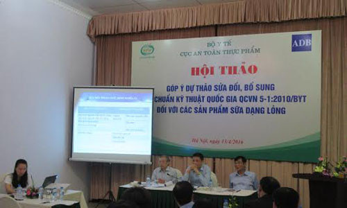 Hội thảo có sự chủ trì của ông Nguyễn Thanh Phong – Cục trưởng Cục An toàn thực phẩm; Ông Trần Mạnh Hùng – Phó chủ tịch Hội Bảo vệ người tiêu dùng và ông Trần Quang Trung- Chủ tịch Hiệp hội sữa VN