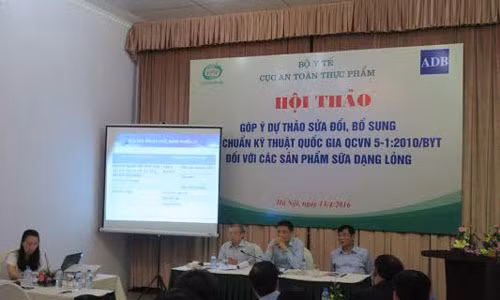 Hội thảo có sự chủ trì của ông Nguyễn Thanh Phong – Cục trưởng Cục An toàn thực phẩm; Ông Trần Mạnh Hùng – Phó chủ tịch Hội Bảo vệ người tiêu dùng và ông Trần Quang Trung- Chủ tịch Hiệp hội sữa VN