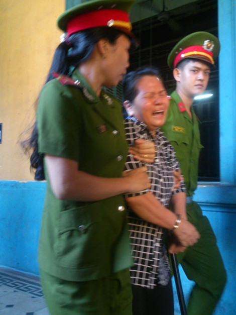 Nhận án chung thân, bị cáo Hường khóc ngất sau phiên xử .