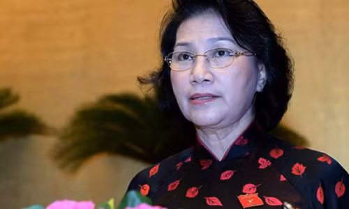 Chủ tịch Quốc hội khóa XIII Nguyễn Thị Kim Ngân trình bày Tờ trình về số Phó Chủ tịch, số Ủy viên Ủy ban thường vụ Quốc hội chiều 20/7. Ảnh: Quochoi.vn.