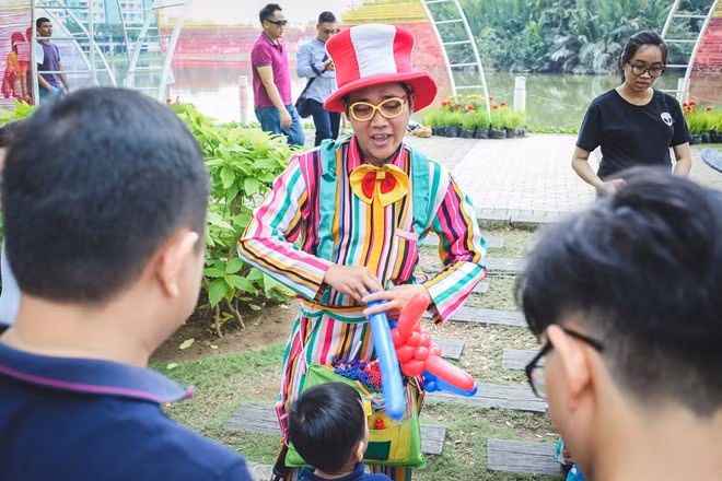 Anh Trung đóng vai chú hề để tạo hình các con vật từ bong bóng…