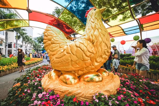 Đường Mộc xuân Thảo dược, hình ảnh chú gà, con giáp của năm mới xuất hiện tràn ngập.