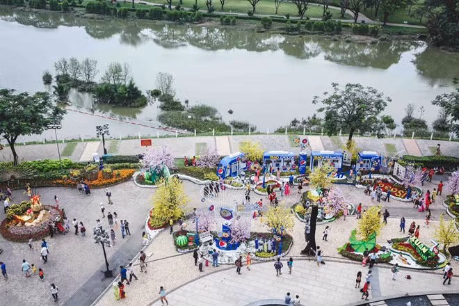 Khu vực Đường hoa rực rỡ sắc mai và đào, nhìn từ trên cao tại Hội chợ Hoa xuân Phú Mỹ Hưng Tết Đinh Dậu 2017 mang chủ đề Xuân no ấm, diễn ra từ ngày 20/1 đến 3/2 với các hạng mục Đường xuân, Vườn xuân, Bến xuân và Góp xuân.