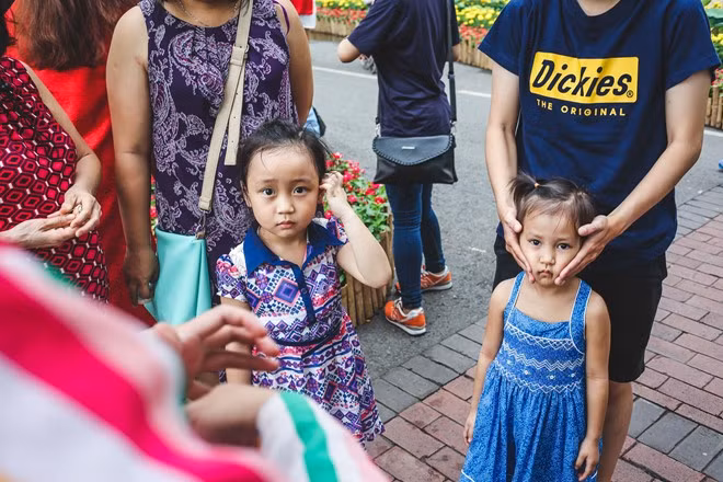 Anh Trung bán cho các em nhỏ. Giá mỗi con vật được tạo hình dao động 10.000 đến 40.000 đồng.