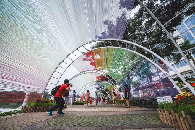 Tại khu vực Đường xuân có con đường được cách điệu bằng những mái vòm bằng len đầy màu sắc.