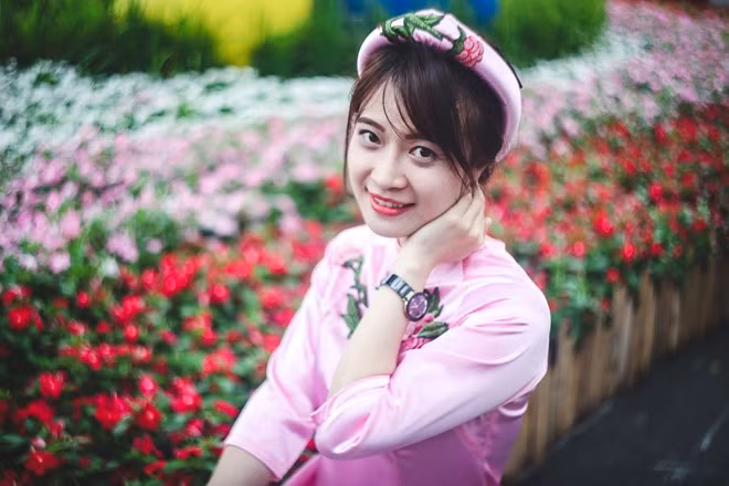 Cô giáo Tạ Ngọc (28 tuổi) diện áo dài ra đường hoa chụp ảnh vào dịp cuối tuần. Nữ giáo viên rất thích thời tiết đẹp của những ngày này và hy vọng rằng gia đình cô sẽ có nhiều niềm vui hơn khi bước sang năm mới.