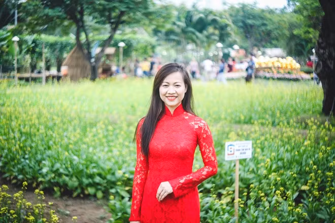 Chị Duyên (34 tuổi) cho biết chị rất thích màu vàng nhẹ nhàng của hoa cải.