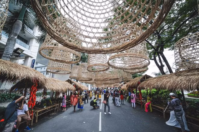 Hình ảnh chiếc lồng gà được cách điệu sáng tạo thành những chiếc đèn, bên dưới là các gian hàng trưng bày các sản vật đặc trưng của miền Tây. Hội chợ Hoa xuân Phú Mỹ Hưng năm nay dự kiến sẽ đón trên 1,5 triệu lượt khách đến tham quan.