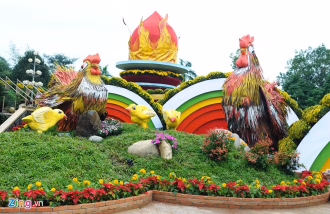 Khu vực trung tâm công viên nổi bật với cặp gà trống, mái và ba con đang kiếm ăn trên đồi. Gà trống cao 3 m, gà mái cao 2 m bên trong được thiết kế khung sắt, bên ngoài làm chất liệu lá dừa nước sơn nhiều màu sắc rực rỡ.