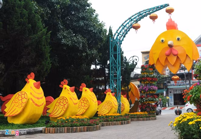 Ông Trương Minh Khương, Phó giám đốc Công ty môi trường đô thị Quảng Ngãi, cho biết hội hoa xuân tết Đinh Dậu năm nay mang chủ đề "TP Quảng Ngãi - Bình minh hội tụ vươn tới tương lai" với ba đại cảnh: Cổng đại cát, Bình minh thắp sáng vươn mình và Gà mái ấp trứng vàng, trứng bạc gợi sự sinh sôi, nảy nở hạnh phúc sum vầy.