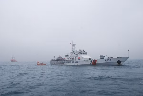 Đoàn công tác cập đảo Bạch Long Vĩ (Hải Phòng) trưa 22/1 - chỉ trước ngày đưa "Ông Táo về trời" 1 ngày - không khí "căng mình" canh giữ biển đảo của những Cảnh sát biển nơi đây như chưa có dấu hiệu của những ngày cuối năm. Họ đã quen với những cái Tết vắng nhà.... Anh Đào Mạnh Cường, CSB Bạch Long Vĩ (Bộ Tư lệnh Vùng 1) chia sẻ, 17 năm công tác trong ngành, nhưng Tết đoàn viên cùng gia đình chỉ đếm trên đầu ngón tay. Anh niềm nở: "Chúng tôi quen với cảm giác vắng nhà rồi. Thời gian gắn bó với biển đảo còn khăng khít hơn với vợ í chứ...".