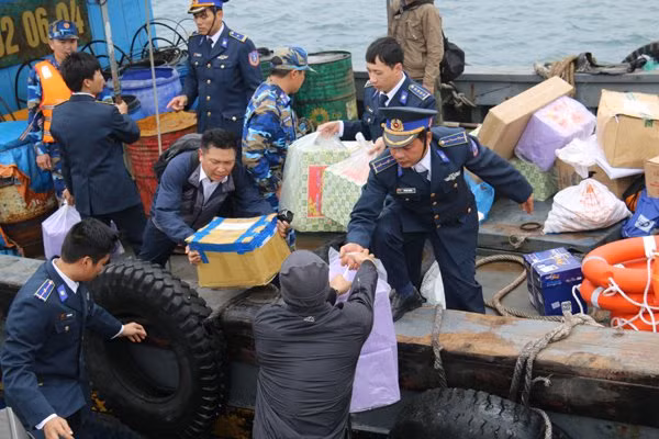 Anh Cường cho biết, thời gian nghỉ mỗi quý là 6 ngày. 4 quý được nghỉ 24 ngày - nghĩa là một năm hai vợ chồng gặp nhau được 24 ngày, chưa tính nghỉ phép. Thời gian nghỉ phép tính theo thâm niên - thâm niên càng cao thì số ngày nghỉ phép càng nhiều. Tết Đinh Dậu 2017 anh Cường lại cùng 3 cảnh sát biển khác cắm chốt tại đảo Bạch Long Vĩ...Anh bảo "may mắn có vợ cùng trong ngành nên hiểu công việc của nhau. Gia đình có 4 thành viên thì chia 3 ngả. Một cháu ở với ông bà, một cháu ở với mẹ. Còn tôi không thể rời đảo được!"