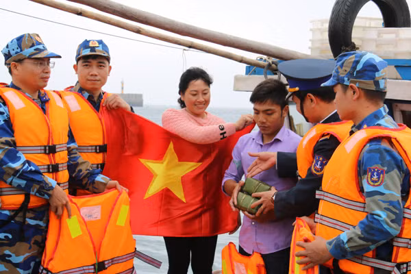 Gần 20h tối 22/1, tiễn đoàn về đất liền. Trong bóng tối, thanh niên đỡ phụ nữ lên tàu. Người lên tàu trước tìm áo phao cho người lên sau...tất cả thể hiện sự gắn kết. Tàu nhổ neo cũng là lúc những tiếng chào như hét "Các anh... về...ăn...Tết...vui...vẻ...nhé vang vọng: Không phải lo cho anh em ở lại vì nơi đây "Đảo là nhà, biển là quê hương rồi...!" Đúng vậy! Ở đảo Bạch Long Vĩ không có khoảng cách giữa cán bộ và ngư dân. Đoàn đến đảo là ngư dân đi ba gác ra đón chở vào tận sân Trạm Cảnh sát biển. Thậm chí, vừa tới đảo, bụng chưa ấm nhưng các cán bộ "nhao" ngay ra biển để tìm ngư dân, trao cho họ những món quà mang từ đất liền... Dù số lượng ngư dân bám biển những ngày này thưa dần, vì họ đã về quê đón Tết - nhưng gia đình ông Lê Đức Tính vẫn kiên định "hai ngày nữa mới về, vì muốn kiếm thêm lương thực, và tránh trời chuyển gió mùa, biển động...".