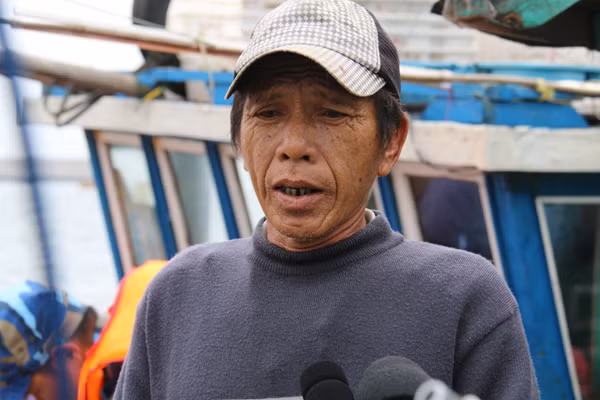 Được nhận quà trực tiếp từ các Cảnh sát biển, ông Tính chia sẻ: Gia đình vô cùng cảm ơn những Cảnh sát biển Việt Nam đã tặng cờ Tổ quốc, phao, bánh chưng... Gia đình không biết nói gì hơn, chỉ mong tiếp tục được sự quan tâm, đồng hành của Cảnh sát biển trên hành trình bám biển. Và tiếp tục nhận được sự trợ giúp... Nhờ tinh thần đó, mà năm qua Bộ Tư lệnh Cảnh sát biển Vùng 1 đã hoàn thành tốt nhiệm vụ được giao. Theo đại tá Ngô Bình Minh, năm 2016 đã sử dụng 280 lần/chiếc tàu, xuồng thực hiện nhiệm vụ trên biển. Phát hiện, tuyên truyền yêu cầu 493 lượt tàu cá TQ vi phạm ra khỏi vùng biển Việt Nam. Kịp thời sử dụng lực lượng thực hiện nhiệm vụ tìm kiếm cứu nạn, cứu được 9 tàu/56 người bị nạn trên biển; 9 lần/chuyến tàu với 193 lượt cán bộ, chiến sĩ tham gia tìm kiếm máy bay Su30 và Casa với tinh thần đồng đội cao nhất...