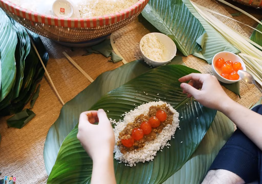 Ngoài ra, thế hệ trẻ đời thứ 2 của gia đình tự sáng tạo cho mình những chiếc bánh tét biến tấu sử dụng nhân đỗ ngọt với trứng muối.