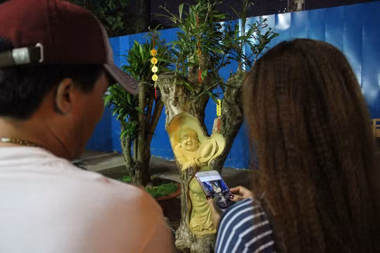 Nhiều khách tham quan tỏ ra thích thú chụp hình loại hình cây kiểng độc đáo này.