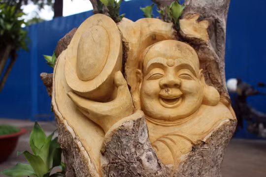 Những chồi cây vẫn mơn mởn mọc lên từ bức tượng được chạm trổ.