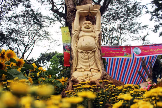 Chị Phương cho biết cơ sở của chị có thể tạc tượng cho bất kỳ loài cây thân gỗ mà khách hàng yêu cầu. Những cây kiểng có dáng đẹp được nuôi dưỡng ổn định trong chậu 1 thời gian trước khi được đưa ra chế tác.