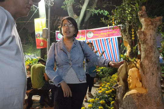 Chị Dương Hòa Phương chủ gian hàng bày bán các loại cây này giới thiệu cho khách hàng loại cây kiểng này là "Mộc tượng sinh tử". Theo chị, sỡ dĩ những cây kiểng này được gọi như vậy là được tạc thêm những bức tượng độc đáo phù hợp với từng gốc. Tuy nhiên cây vẫn phát triển sinh trường bình thường.