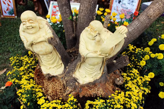 Mỗi chậu kiểng đơn giản như vậy được bày bán với giá khoảng 10 triệu đến hàng chục triệu đồng tùy theo chất liệu, kích thước cây. Sau khi bán, chủ cơ sở sẽ bảo hành cây trong 1 năm cũng như hướng dẫn chủ cây cách chăm sóc tạo hình cho cây.