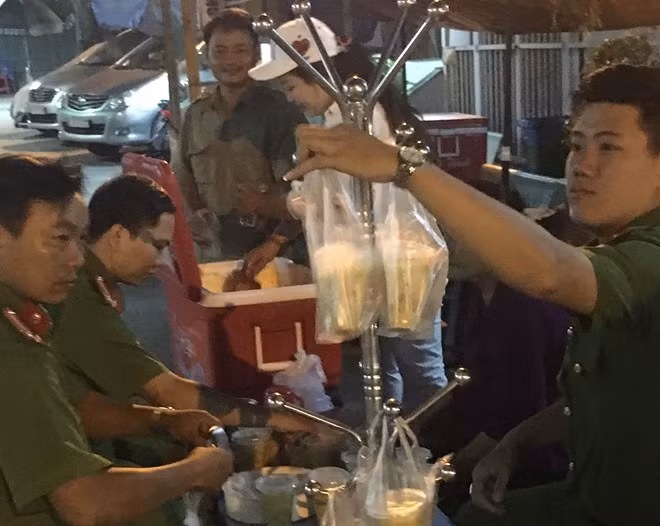 Cong an phuong nau chao cho benh nhan ngheo ngay giap Tet-Hinh-2