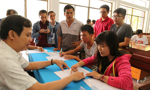 Thí sinh và phụ huynh đến nộp hồ sơ xét tuyển vào Trường ĐH Giao thông vận tải TP.HCM năm 2015 - Ảnh: NHƯ HÙNG