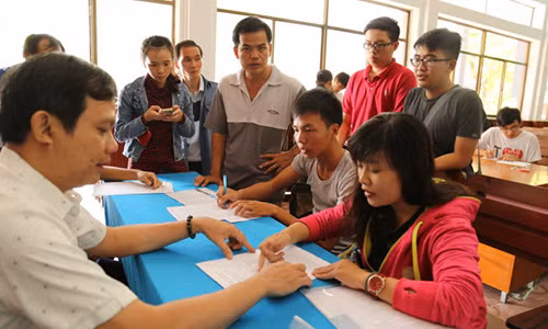Thí sinh và phụ huynh đến nộp hồ sơ xét tuyển vào Trường ĐH Giao thông vận tải TP.HCM năm 2015 - Ảnh: NHƯ HÙNG