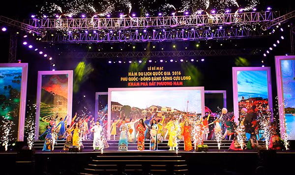 Màn ca, múa của Hồ Trung Dũng, Dương Triệu Vũ, Hàn Thái Tú, Thu Hằng, kết hợp các hoa hậu, người đẹp: Hoa khôi Nam Em, Á khôi Biển VN Bảo Như, Á khôi Kiên Giang Lê Thị Thu… trình diễn BST áo dài "Việt Nam quê hương tôi" khiến người xem choáng ngợp, bởi những thắng cảnh đẹp như tranh của thiên nhiên Việt Nam.