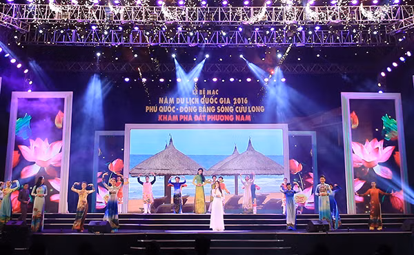 Không chỉ là "cái đinh" của chương trình, Mỹ Tâm còn nhận được sự chờ đợi của gần 4.000 khán giả Phú Quốc đặc biệt là sau khi "gây bão" cộng đồng mạng với hành động nhỏ khi đứng lại ủng hộ sân khấu của người khuyết tật ngay đêm Giáng sinh (tối 24/12) tại Hà Nội.