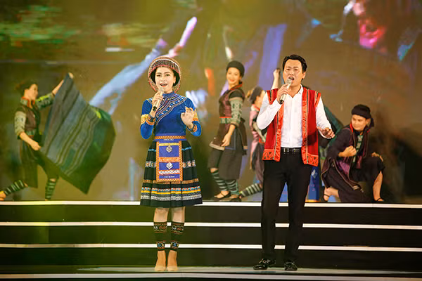 Đoàn nghệ thuật Lào Cai đem đến chương trình ca khúc "Sapa nơi gặp gỡ đất trời".