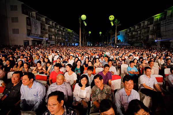 Bên cạnh họa mi Mỹ Tâm, chương trình ca nhạc lớn, quy tụ nhiều ngôi sao được yêu thích như: Ánh Tuyết, Hồ Trung Dũng, Dương Triệu Vũ, Võ Hạ Trâm, Hàn Thái Tú, Kyo York, Thu Hằng; NSƯT Thanh Nam, NSƯT Quế Trân, Lê Bình, Trọng Phúc, Quý Bình, Á hậu Hoàng Oanh,....