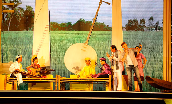 Hình ảnh con người, đồng quê, sông nước miền Tây được tái hiện qua phần biểu diễn của NS Lê Bình, Quế Trân, Kyo York.