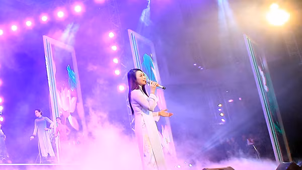 Trong chiếc áo dài trắng dịu dàng, nữ ca sĩ Mỹ Tâm đã để lại ấn tượng đẹp cho chương trình khi hát song ngữ Anh – Việt ca khúc "Hello Vietnam" với sự dàn dựng lộng lẫy ngập tràn hình ảnh đầy màu sắc sinh động từ những cảnh sắc, những nụ cười Việt Nam.