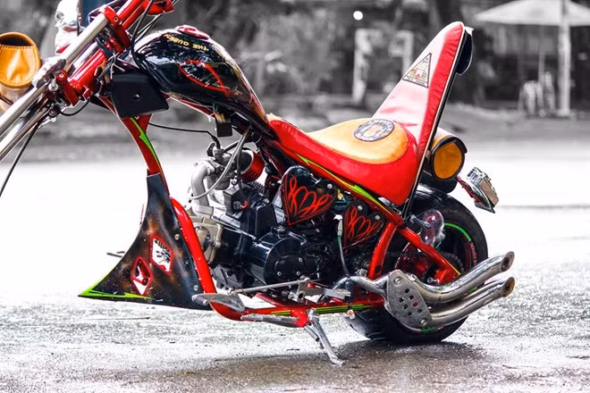 Sau khi đồng bộ các bộ phận về mặt kết cấu, phần sơn hoàn thiện do các thợ độ tại xưởng ABMiracle đảm nhiệm. Chủ xe lựa chọn tông đỏ bordeaux, kết hợp với màu xanh lá làm điểm nhấn để toát lên vẻ đồng bóng, sặc sỡ đặc trưng của mini chopper.