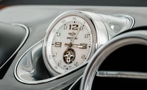 Món đồ chơi xe hơi đắt giá đầu tiên là đồng hồ Breitling trên 2017 Bentley Bentayga có giá lên tới 170.000 USD với thân làm bằng loại vàng trắng hoặc hồng. Các múi giờ được điểm bằng kim cương.