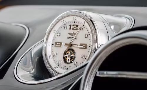 Món đồ chơi xe hơi đắt giá đầu tiên là đồng hồ Breitling trên 2017 Bentley Bentayga có giá lên tới 170.000 USD với thân làm bằng loại vàng trắng hoặc hồng. Các múi giờ được điểm bằng kim cương.