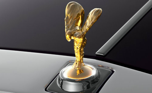 Biểu tượng Spirit of Ecstasy bằng vàng trên Rolls-Royce được làm bằng loại vàng 24 karat có giá lên đến 10.075 USD.