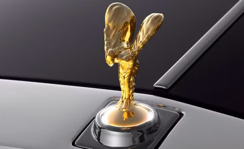 Biểu tượng Spirit of Ecstasy bằng vàng trên Rolls-Royce được làm bằng loại vàng 24 karat có giá lên đến 10.075 USD.