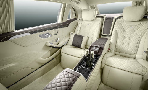 Mercedes-Maybach S600 Pullman limousine với ghế ngồi sau đã có giá lên đến 1.950 USD nhờ thiết kế mở rộng không gian duỗi chân giống như một giường nằm. Khoang làm mát đồ uống ở tay vịn giữa cũng có giá tới 1.100 USD.