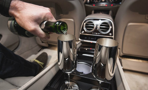Cặp cốc đựng sâm panh trên Mercedes-Maybach có giá lên tới hơn 3.200 USD. Đi kèm với hệ thống làm mát ở ghế ngồi sau, cặp cốc bằng bạc này sẽ tăng thêm hương vị thưởng thức sâm panh thú vị cho hành khách trên xe.
