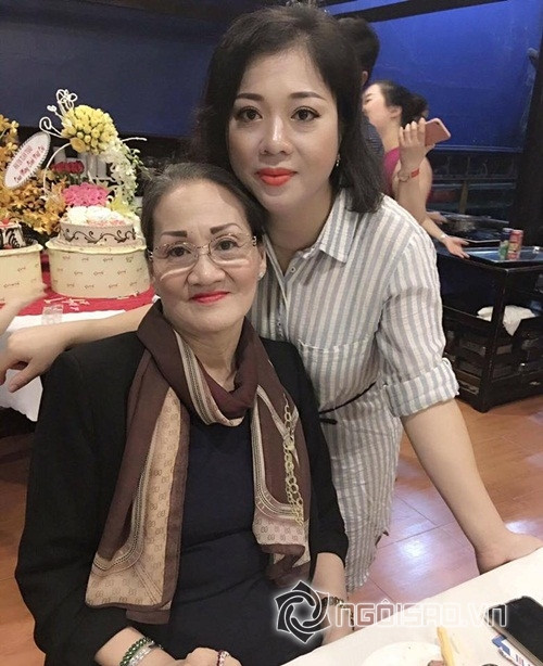 Được biết, Lý Nhã Kỳ sinh ra trong gia đình có 3 chị em. Mẹ đẻ của Lý Nhã Kỳ đã cao tuổi nhưng trông rất sang trọng, minh mẫn.