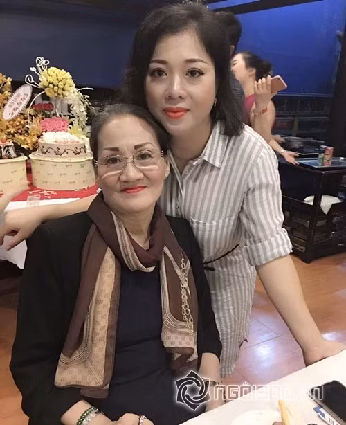 Được biết, Lý Nhã Kỳ sinh ra trong gia đình có 3 chị em. Mẹ đẻ của Lý Nhã Kỳ đã cao tuổi nhưng trông rất sang trọng, minh mẫn.